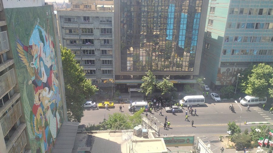 تیراندازى به ٢ مامور پلیس در خیابان طالقانى (عکس)