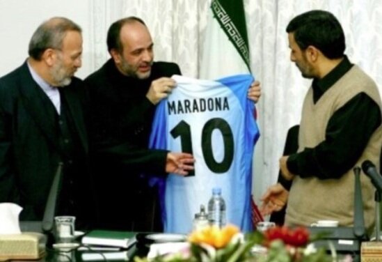 مارادونا پيراهنش را برای مردم ایران امضا كرد اما آن را به احمدی نژاد دادند!