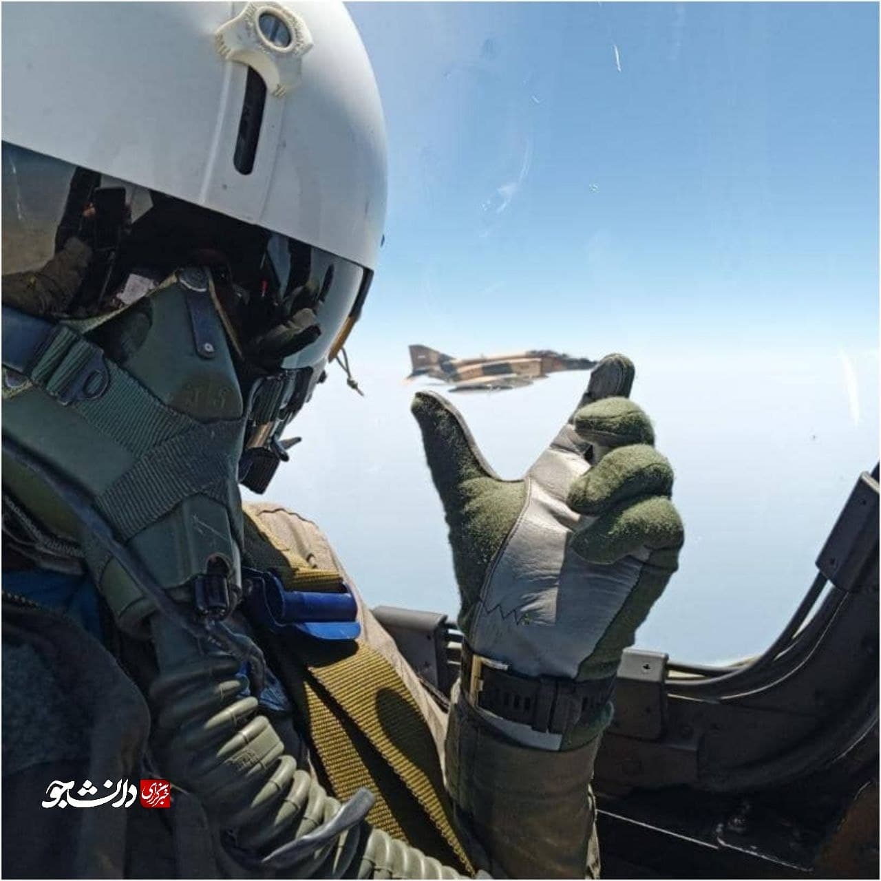 سلفی جالب یک خلبان جنگنده در جریان رزمایش ارتش
