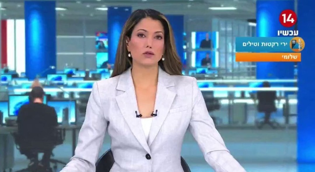 اخبارگويى مجرى زن تلويزيون اسرائیل با اسلحه (تصوير)