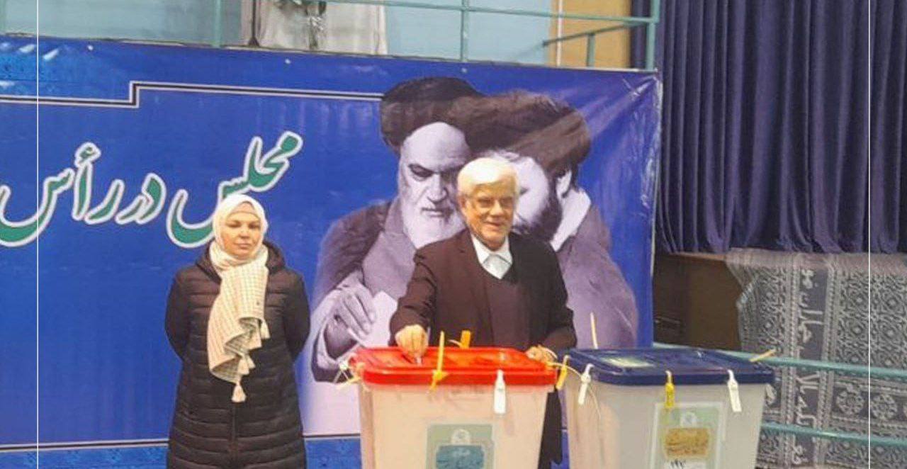 عارف با همسرش رای داد / ناطق نوری رایش را به صندوق انداخت (عکس)