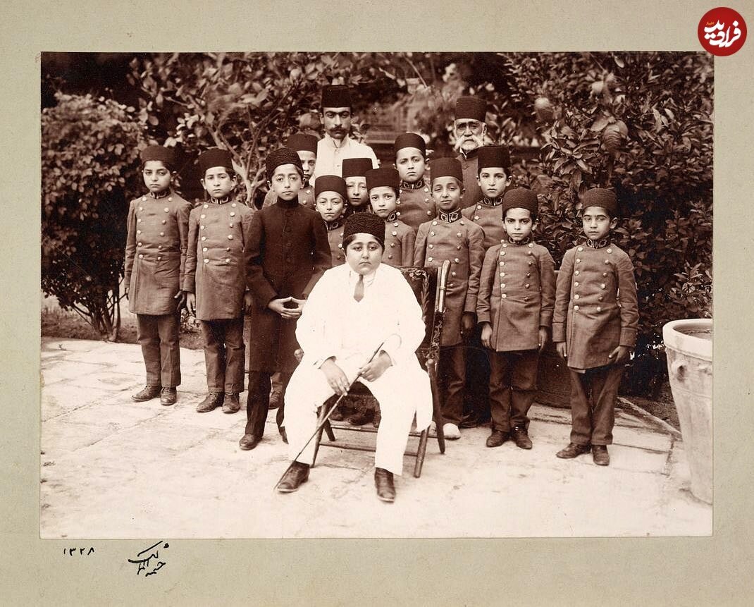 تصویری دیدنی از احمدشاه قاجار در جمع همکلاسی‌ها و معلمان‌اش! (عکس)