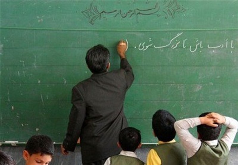 حاجی پور: پرداخت دیرهنگام مطالبات فرهنگيان و بازنشستگان عامل خالی ماندن کلا‌سهای درس در سال آینده