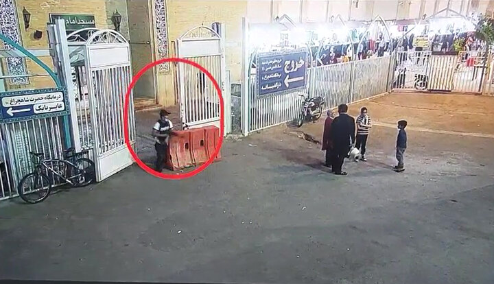 تصاویر دیده نشده از لحظه درگیری یکی از حافظان امنیت با تروریست داعشی در شاهچراغ