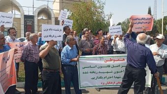تجمع اعتراضی فرهنگیان بازنشسته در پی فاصله حقوقی ناشی از رتبه بندی