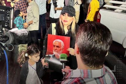 آزاده صمدی با پوشش این زن شرکت کننده در جشن پیروزی فلسطین در تهران، در دادگاه محکوم شده بود (عکس)