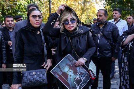 پوشش پریناز ایزدیار، نیوشا ضیغمی و آزاده زارعی در مراسم تشییع داریوش مهرجویی و همسرش (تصاویر)