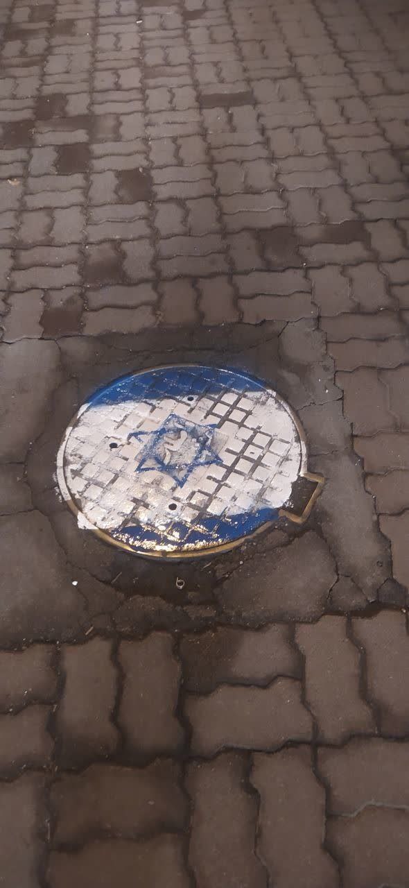 درج پرچم اسرائیل بر دریچه های فاضلاب مشهد (عكس)