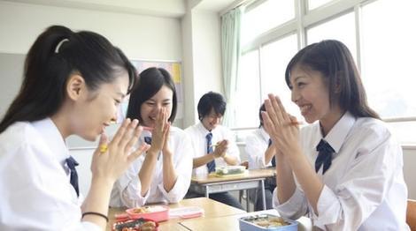 کیهان: بستن موی دم اسبی دختران در مدارس ژاپن ممنوع شده؛ آنوقت عد‌های مسخره میکنند مگر کسی با مو تحریک می‌شود!