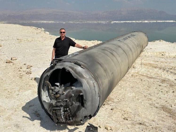عکس یادگاری یک اسرائیلی با بدنه موشک ایرانی در کنار بحر المیت