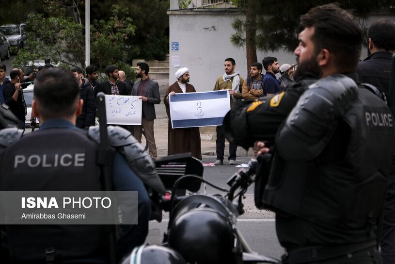 تجمع مقابل سفارت اردن در تهران (عکس)