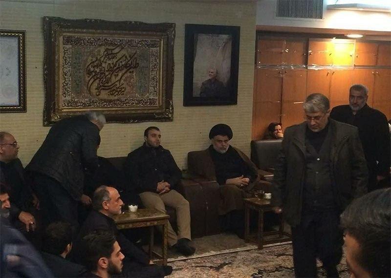 حضور مقتدی صدر در منزل سردار شهید سلیمانی(عکس)