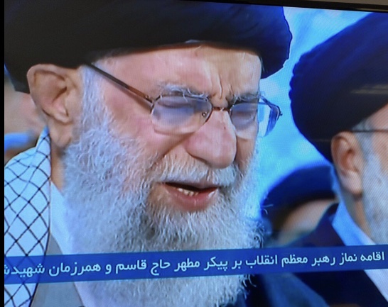 عكس: رهبر انقلاب با اشک بر پیکر شهید سلیمانی نماز اقامه کردند