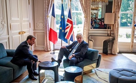 حرکت عجیب بوریس جانسون در دیدار با رئیس جمهور فرانسه!(عکس)