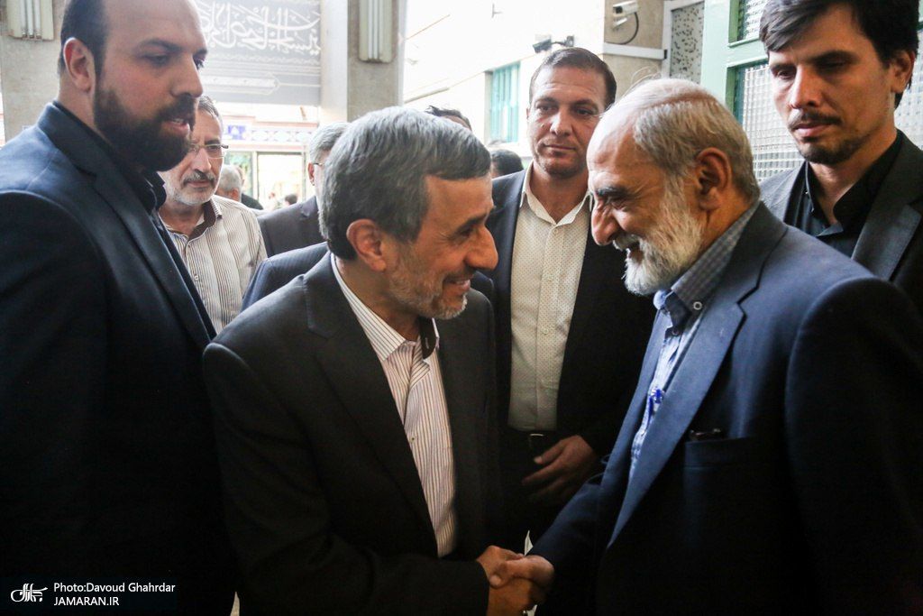 خوش و بش گرم حسين شريعتمداری و احمدی نژاد (عكس)