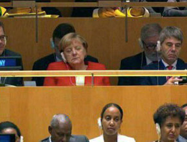 وضعیت جالب صدراعظم آلمان حین سخنرانی رهبران جهان!(عکس)