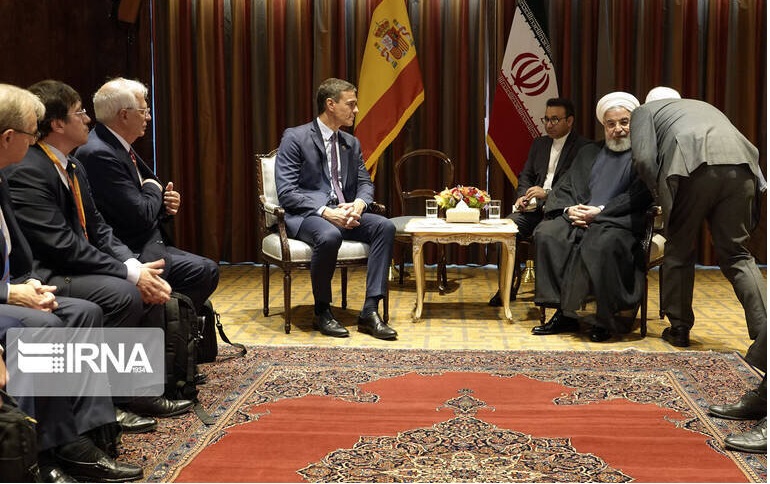 صحبت‌های در گوشی ظریف و روحانی مقابل نخست وزیر اسپانیا (عکس)