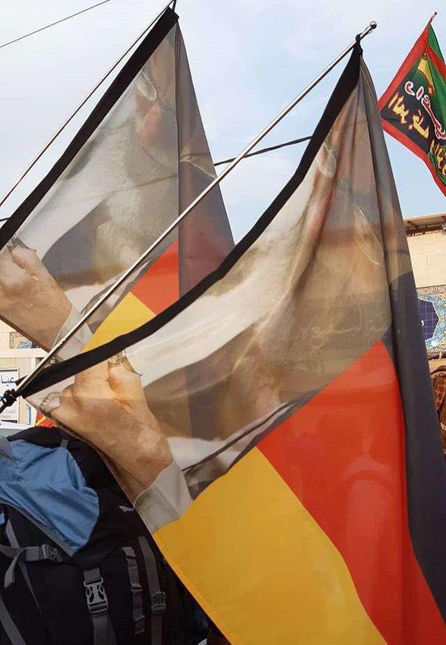 تصویر رهبر انقلاب روی پرچم آلمان در پیاده‌روی اربعین (عکس)