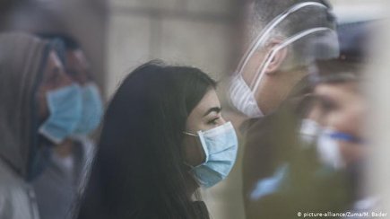 جهان همچنان درگیر چالش ماسک: آیا ماسک می‌تواند هنگام سرفه از سرایت 