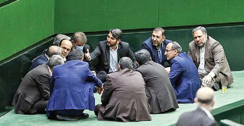 فاصله گذارى اجتماعى به سبك احمدى نژادى هاى مجلس ! (عكس)
