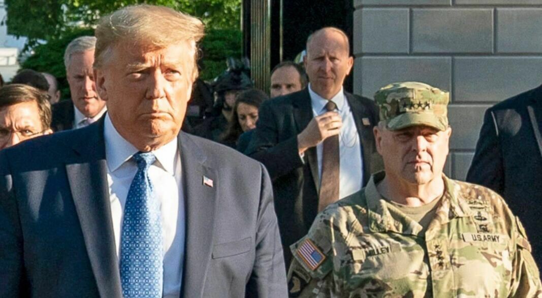 عذرخواهی رییس ستاد مشترک ارتش آمریکا از اين عکس جنجالی با ترامپ