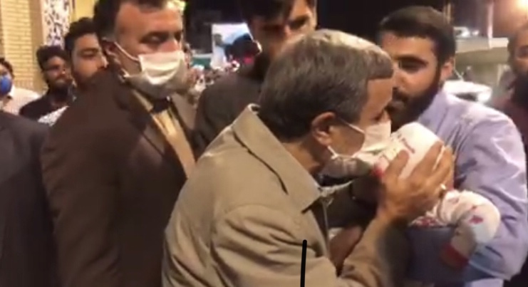 احمدى نژاد با ماسك نوزادى را بوسيد (عكس)