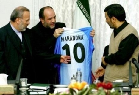 هدیه مارادونا به احمدی نژاد (عکس)