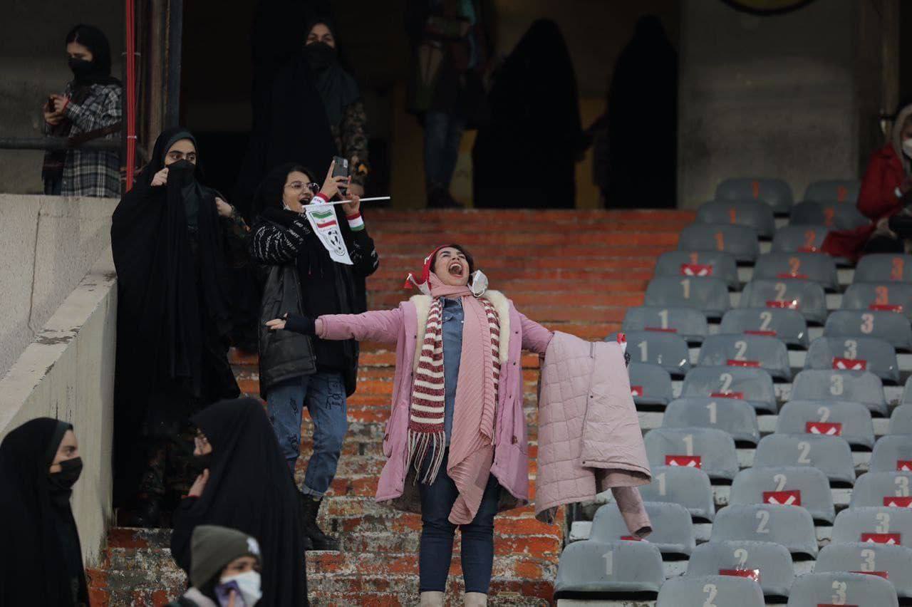 قابی بی نظیر از فریاد شادی بانو تماشاگر در استادیوم آزادی(عکس)
