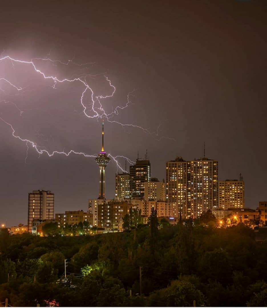 تصاویری بی نظیر از آسمان طوفانی تهران
