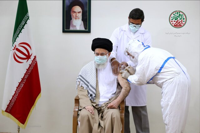 رهبر انقلاب نوبت دوم واکسن ایرانی کرونا را دریافت کردند(عکس)