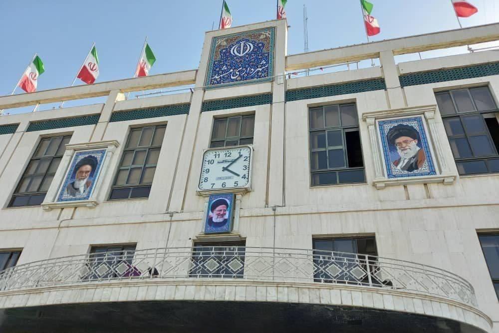 نصب عکس رئیسی در ساختمان شهرداری مشهد