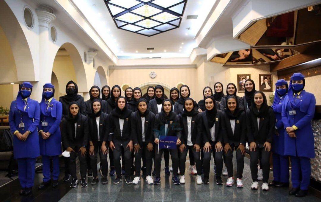 تیپ رسمی دختران فوتبال ایران با کت و شلوار برای اعزام به انتخابی آسیا(عکس)