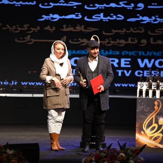 جایزه‌ای که جواد عزتی از دست همسرش گرفت +عكس
