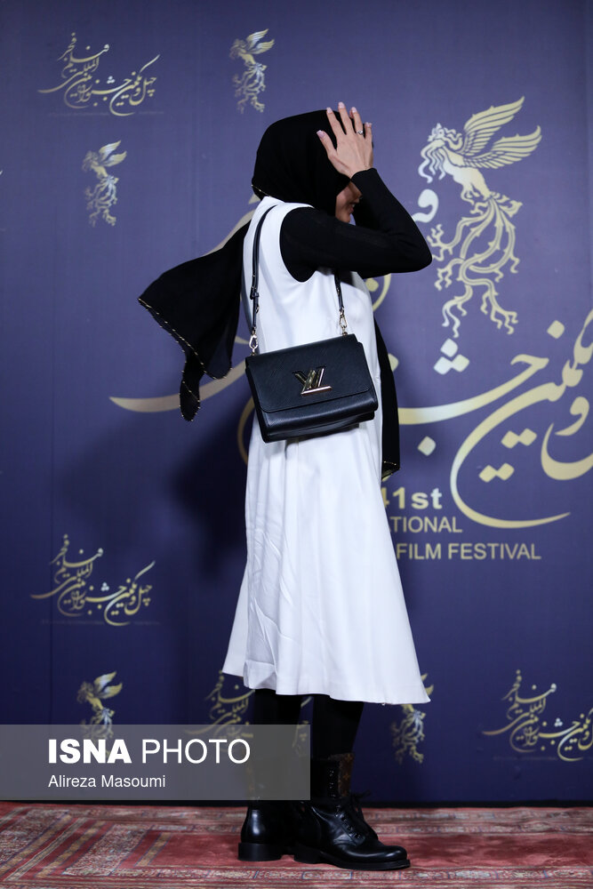 تنظيم حجاب آزاده زارعي در جشنواره فيلم فجر (عكس)