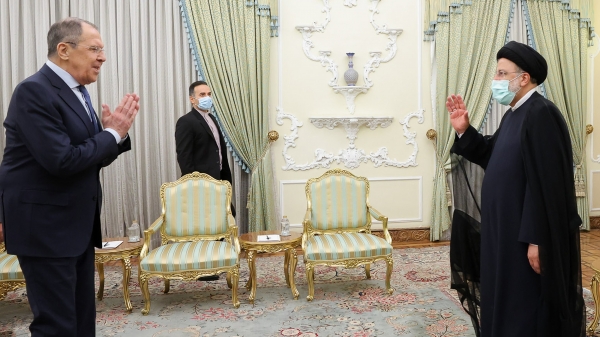 عکس: اتفاق عجیب در دیدار وزیر خارجه روسیه با رئیسی