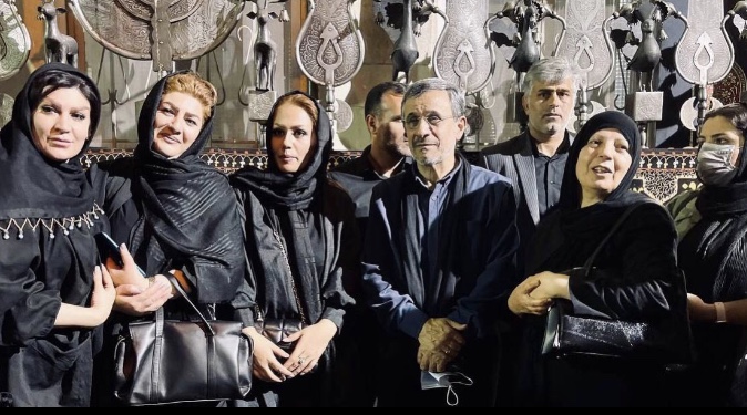 عکس‌ زنان با احمدی‌ نژاد در مراسم تاسوعا