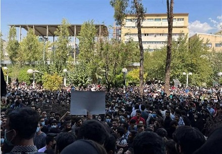 تجمع دانشجویان چند دانشگاه در پی درگذشت مهسا امینی (عكس)