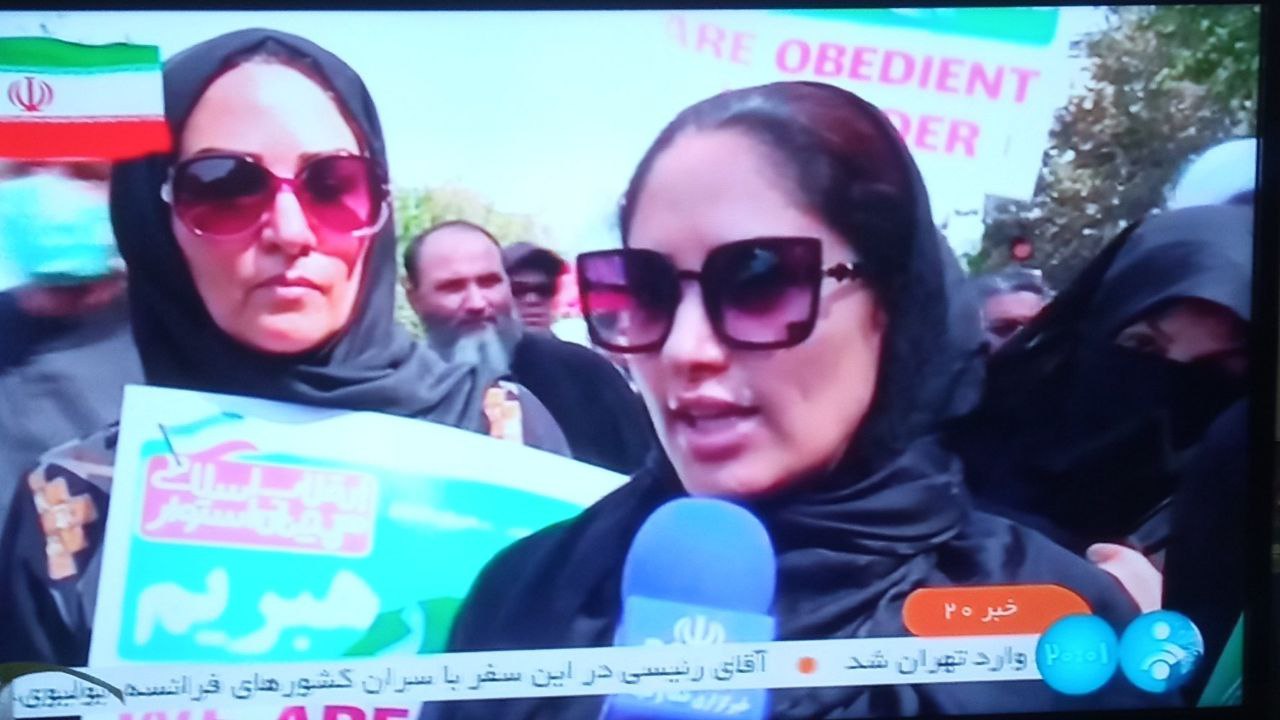 حجاب يك زن در مصاحبه تلویزیونى در حاشيه راهپیمایی نمازجمعه تهران (تصوير)