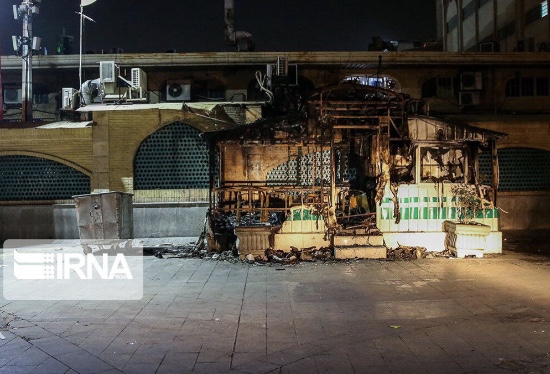 تصوير ايرنا از كيوسك در آتش سوخته پلیس در بازار تهران