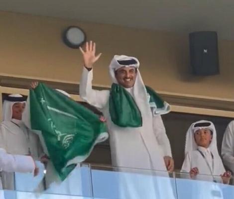 امیر قطر با پرچم عربستان در ورزشگاه (عکس)