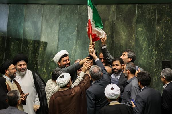 «دور افتخار» نمایندگان با پرچم ایران در مجلس