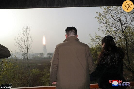 نمایی جالب از رهبر کره شمالی و دخترش در حال تماشای شلیک موشک (عکس)