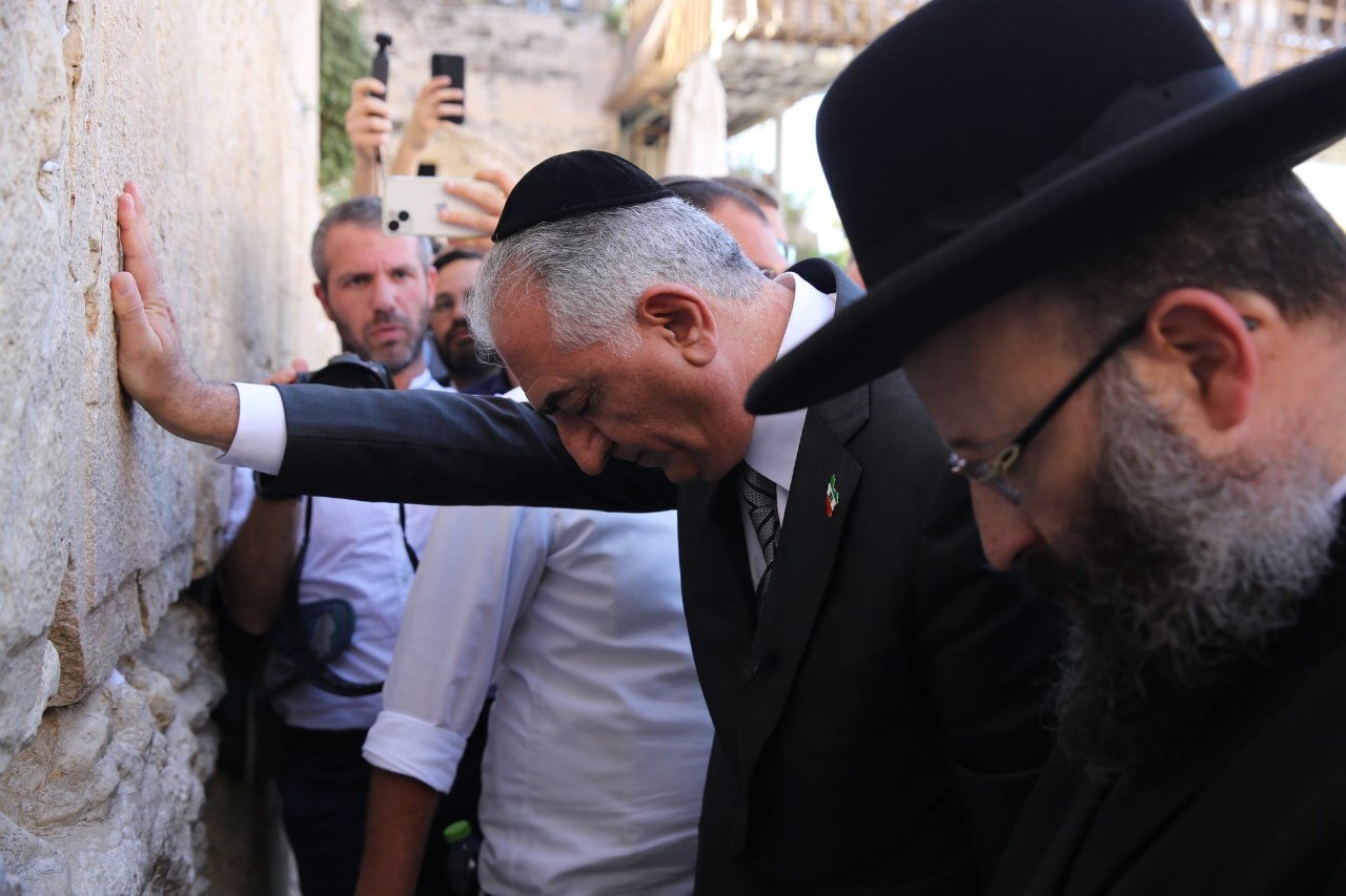رضا پهلوی در سفر به اسرائیل با کلاه ویژه یهودی‌ها (عکس)