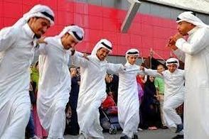 رقص شمشیر سفیر عربستان در ایران در يك مراسم در استان خوزستان (ويدئو)