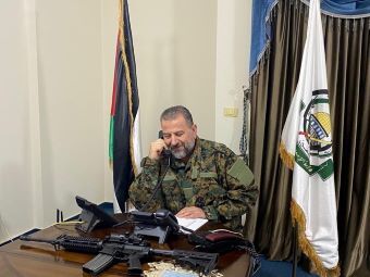 تصویر شیخ صالح العاروری مقام ارشد حماس که توسط اسرائیل ترور شد، در دیدار با