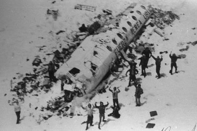 معرفی و نقد فیلم انجمن یا جامعه برف Society of the Snow 2023 : داستان واقعی آدم‌خواری بازماندگان سقوط هواپیما / ماجرای پرواز آند چیست؟