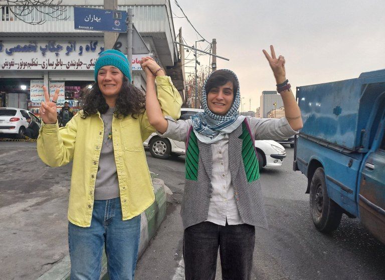 اولین عکس از نیلوفر حامدی و الهه محمدی خبرنگاران آزاد شده از زندان
