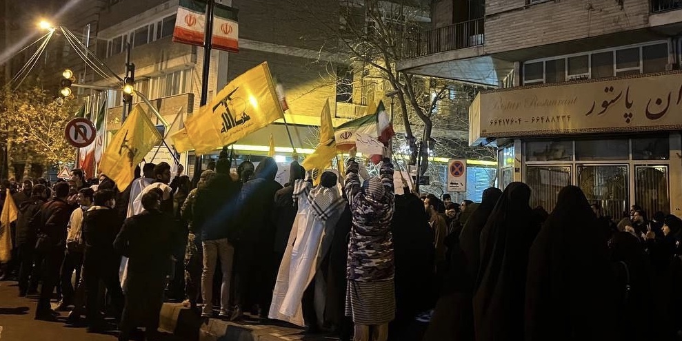 تجمع شبانه جمعى کفن پوش مقابل نهاد امنیتى و درخواست انتقام شهادت سید رضی موسوی (عکس)