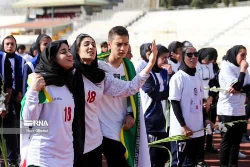 اشک و آه دختران فوتبالیست در تشییع پیکر «ملیکا محمدی» در استادیوم حافظیه (تصاویر)