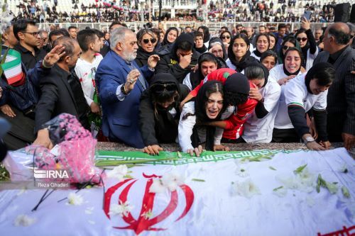 اشک و آه دختران فوتبالیست در تشییع پیکر «ملیکا محمدی» در استادیوم حافظیه (تصاویر)